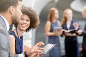 Management Team with woman in front who learns language with an e-learning app